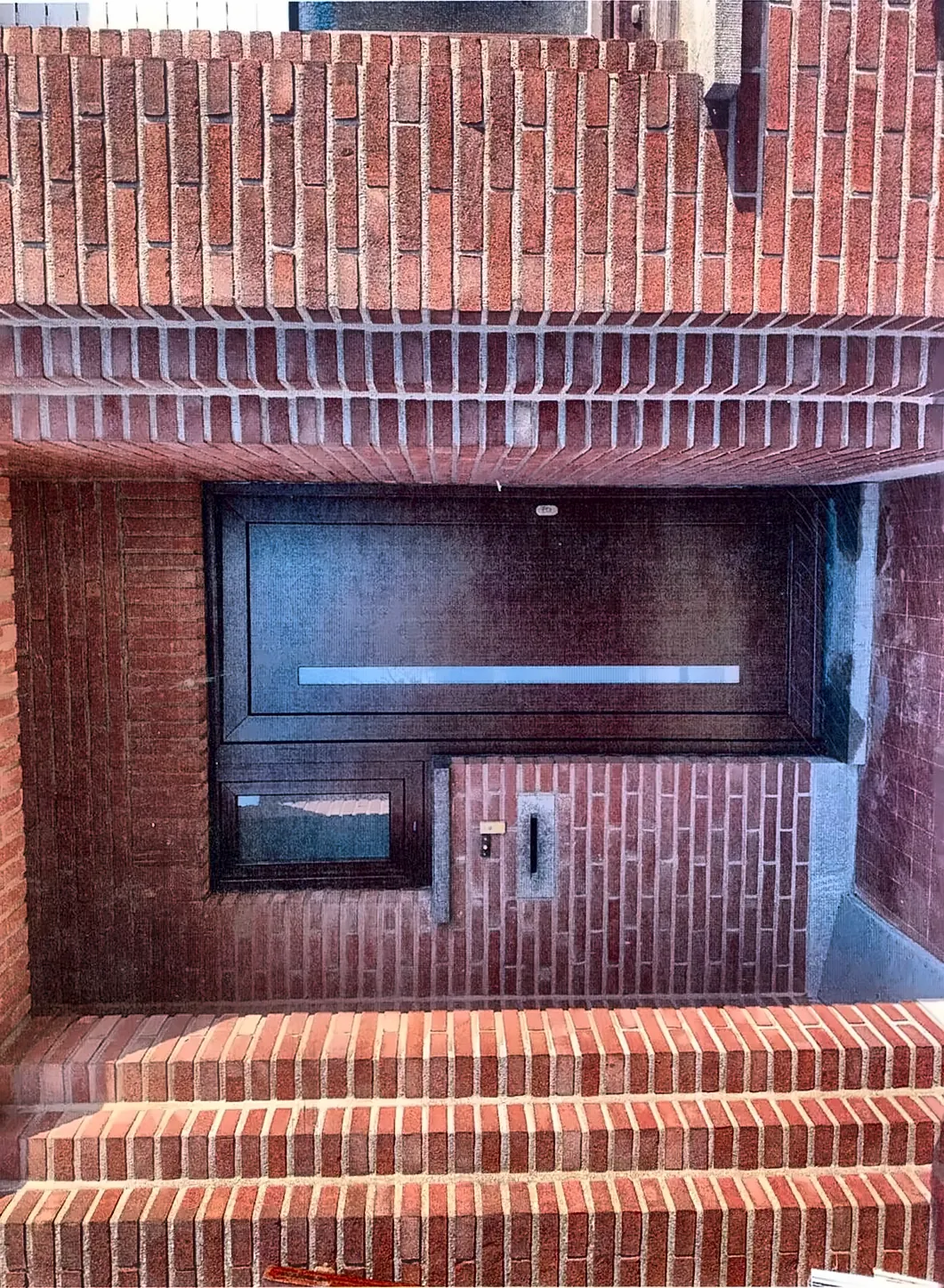 Porte d'entrée contemporaine sombre à bandeau vitré, entrée en brique