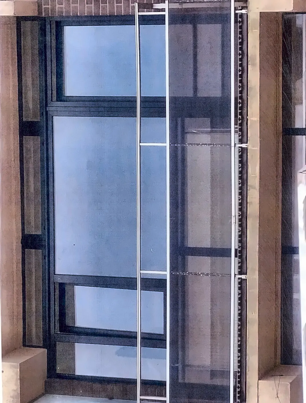 Grande baie vitrée aluminium vue depuis l'extérieur en fin de chantier