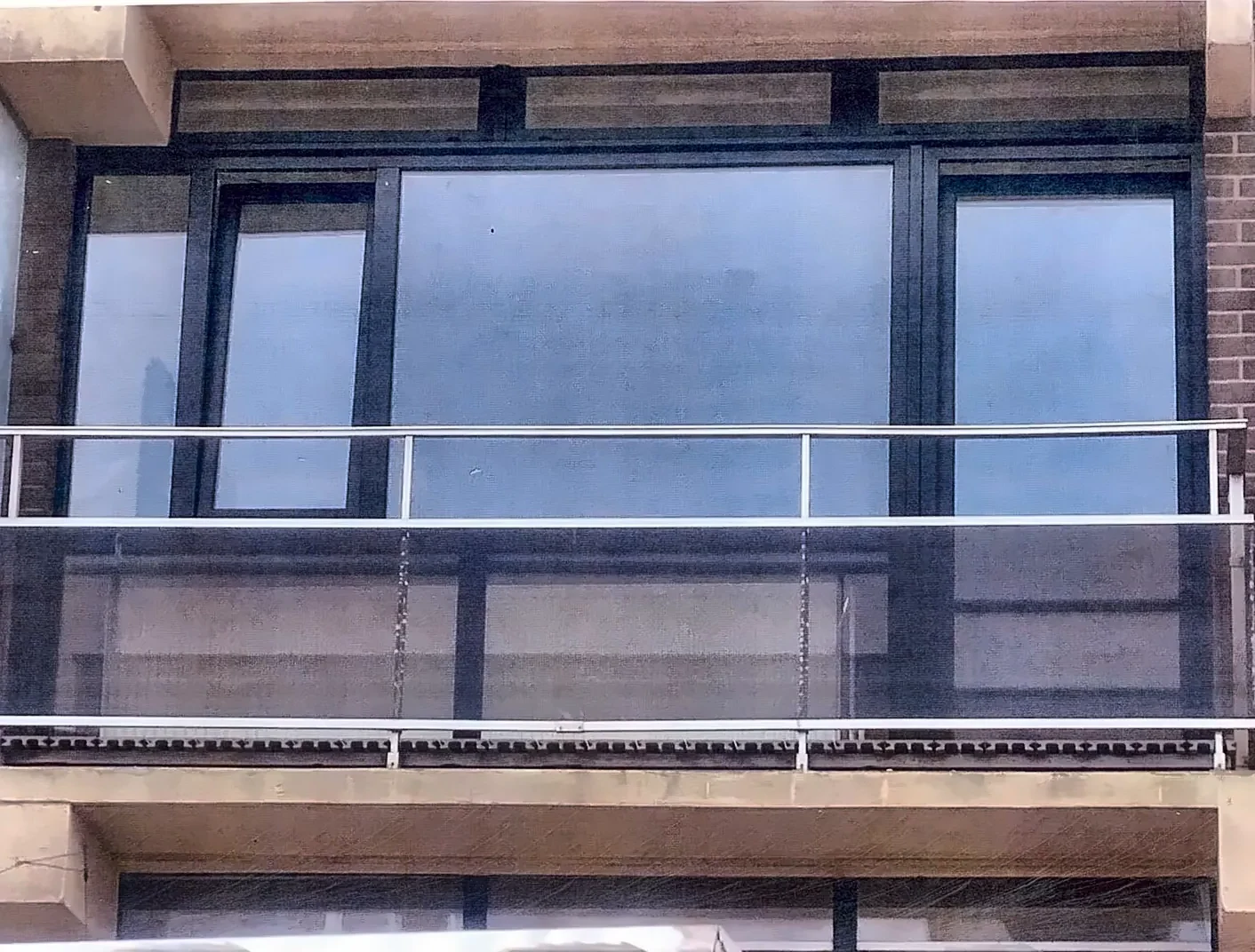 Grande baie vitrée aluminium vue depuis l'extérieur en fin de chantier